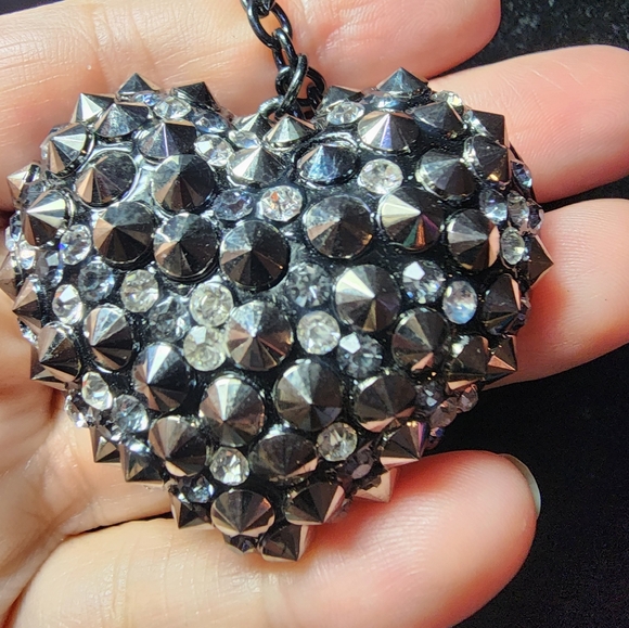 NWT Gothic, Fantasy Black Heart Necklace - Picture 4 of 6